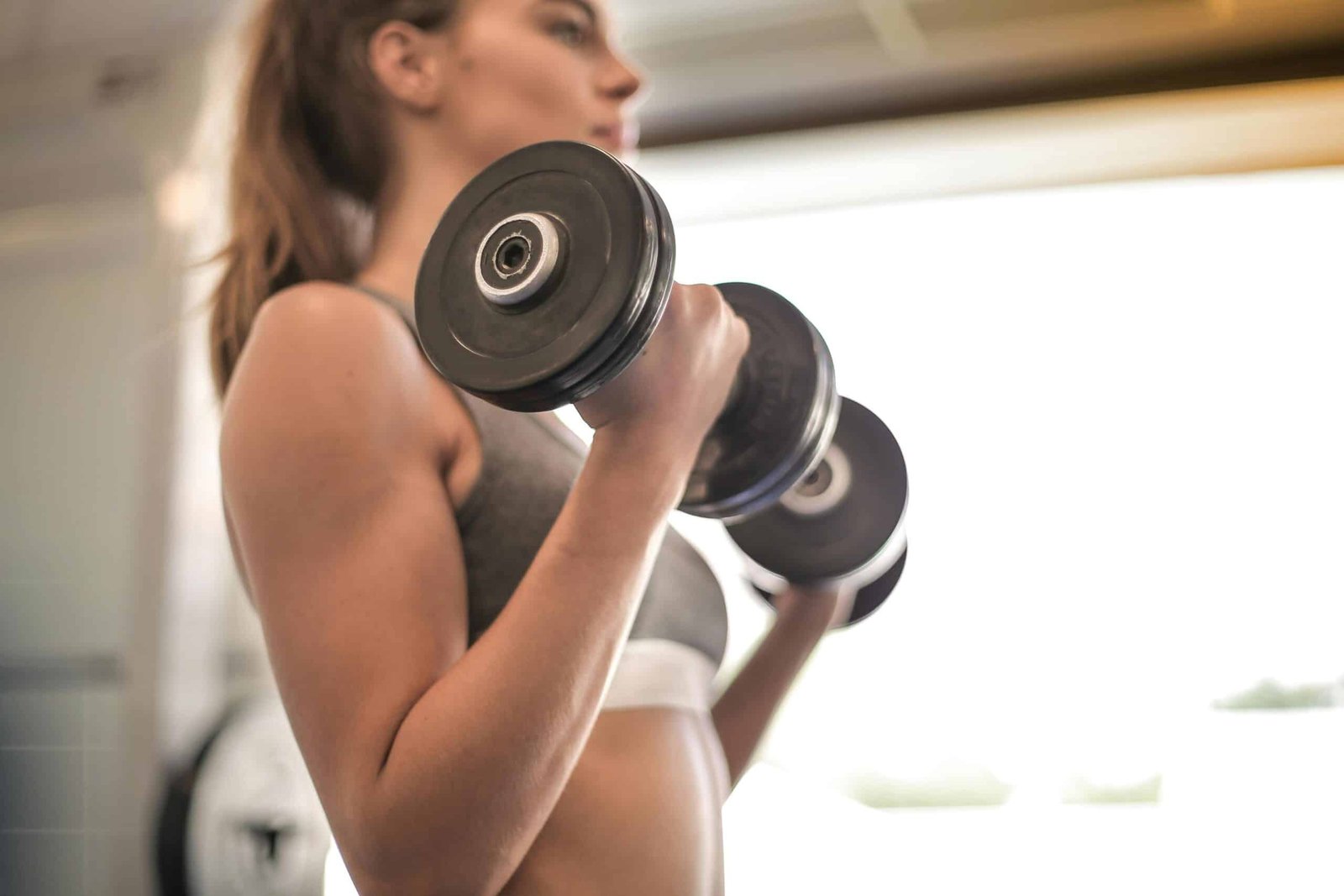 women lifting weight