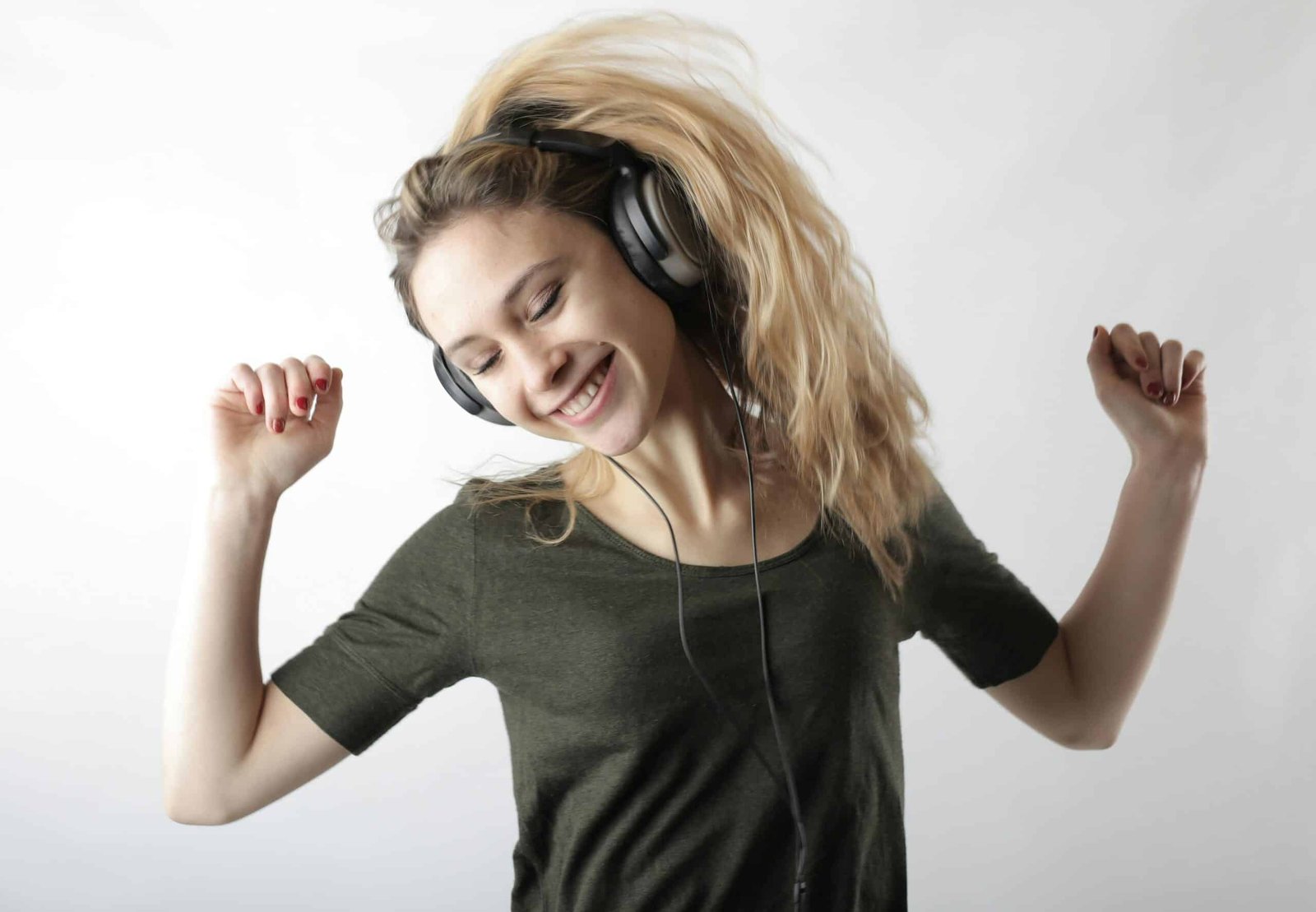 girl listen to music on headphone to improve mental health