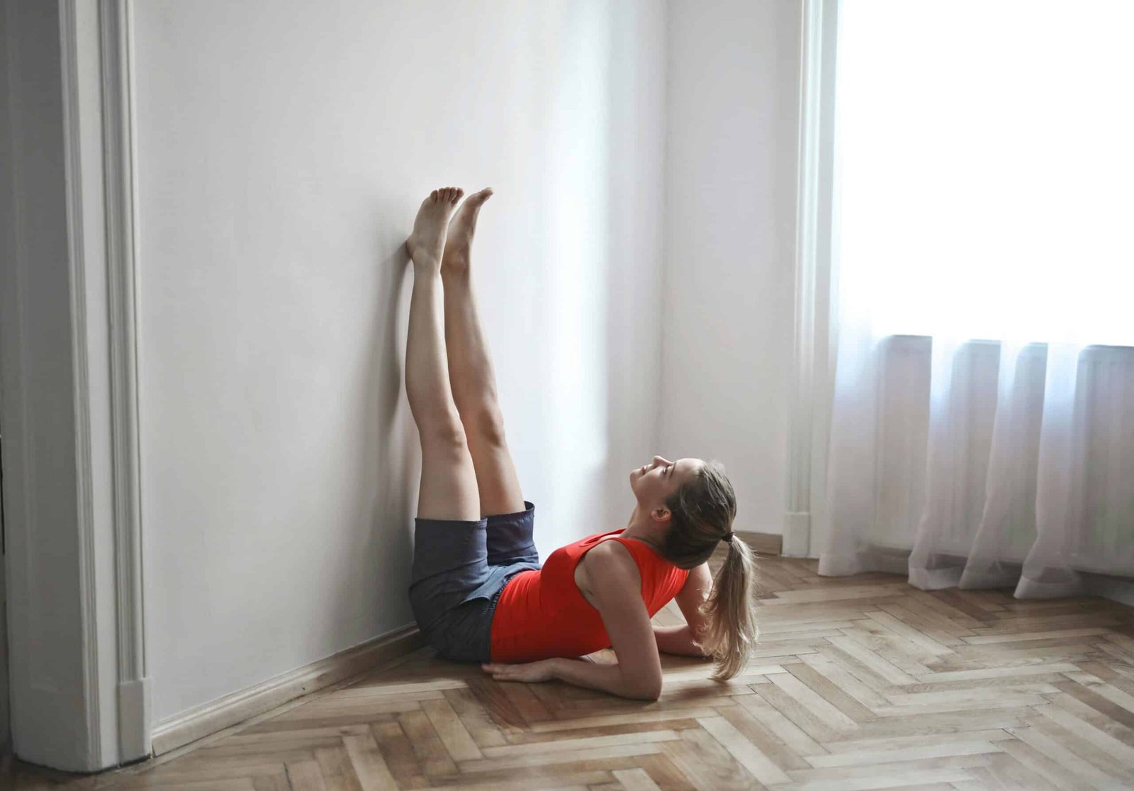 WOMEN WORKOUT OUT AGAINST A WALL