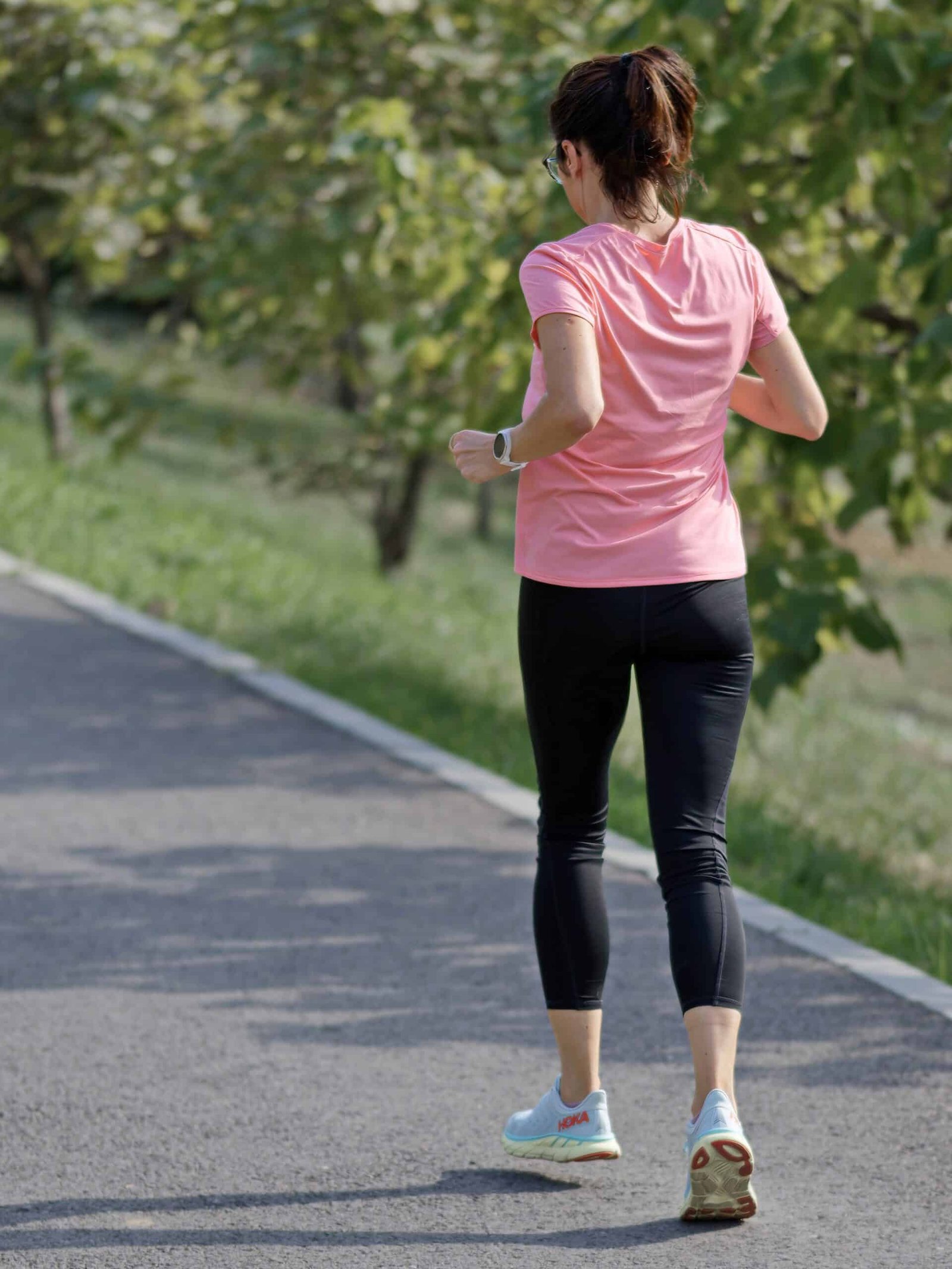 WOMEN JOGGING LIGHTLY