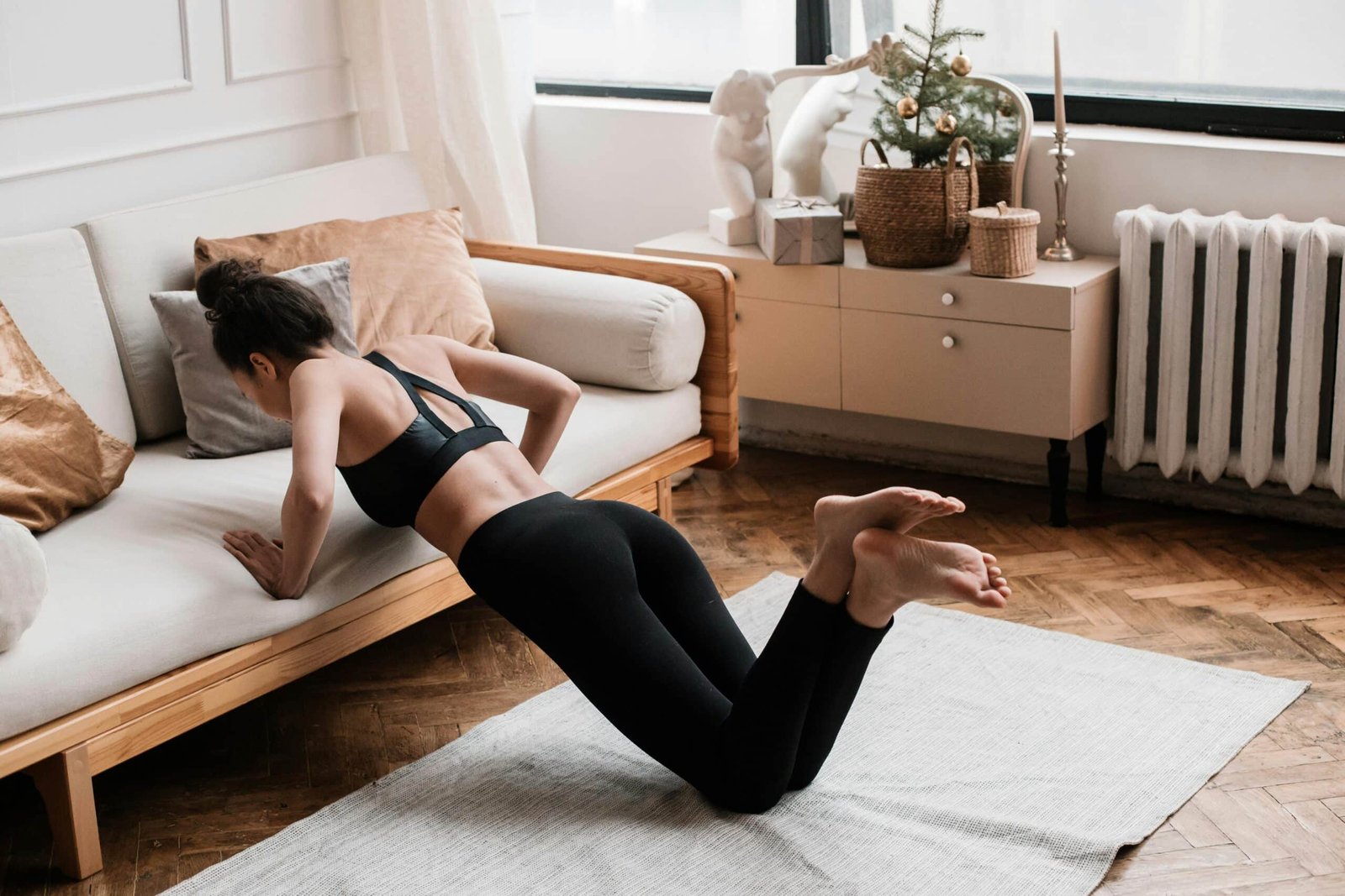 WOMEN WORKOUT AGAINST A SOFA