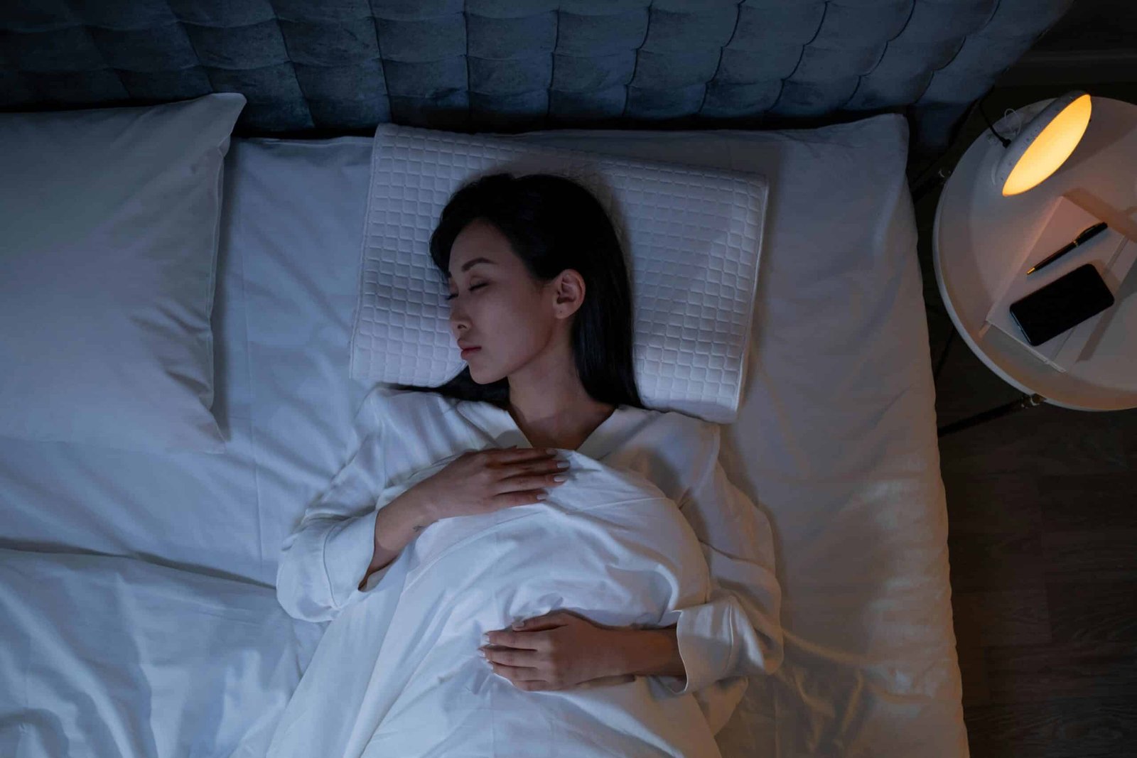 WOMEN SLEEPING ON MEMORY FOAM PILLOW